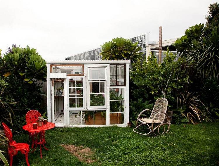 Záhradná kôlňa postavená zo starých okien - Stephen a Lucy Marr nápady-záhradná dekorácia-staré-okná-záhradný dom-Stephe-Lucy-Marr