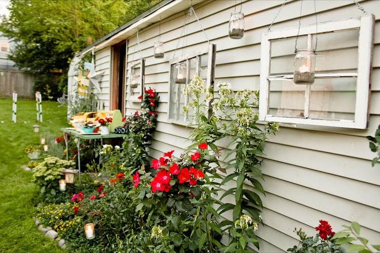 starý okenný a sklenený držiak na čajovú sviečku ako ozdoba v záhrade nápady-záhradná dekorácia-staré-okná-záhradný-dom-dekorácia-lampáše-džem-galéra