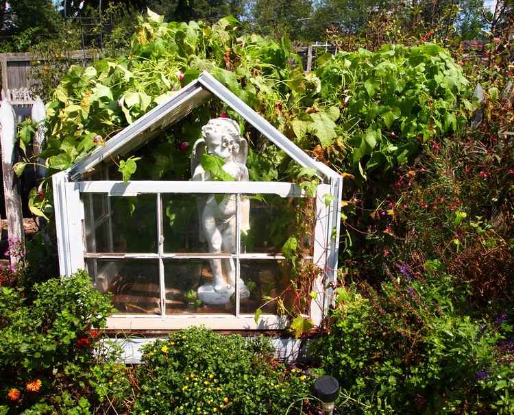 malý skleník postavený zo starých okien nápady-záhradná výzdoba-staré-okná-malý-skleník