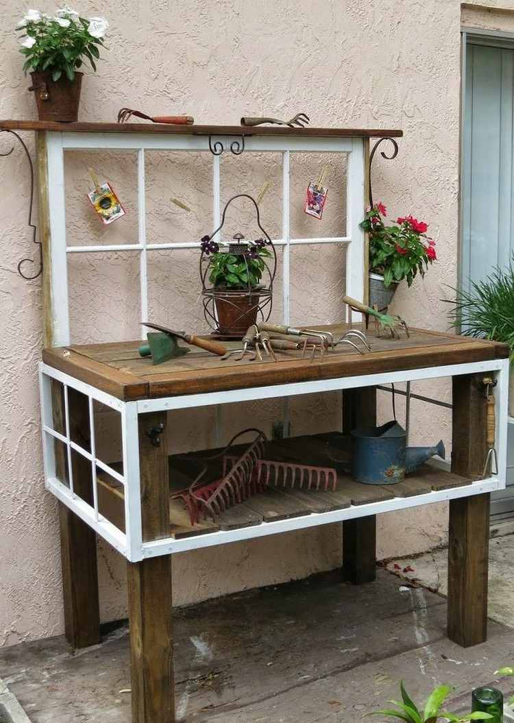 Výsadbový stôl postavený zo starých okien a dreveného stolu nápady-záhradná dekorácia-staré-okná-drevený-stôl-výsadba stolného náradia
