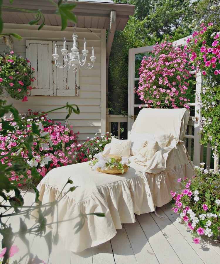 staré francúzske dvere ako pozadie na terase záhradné dekorácie-nápady-staré-francúzske-dvere-pozadie-záhradné kreslá