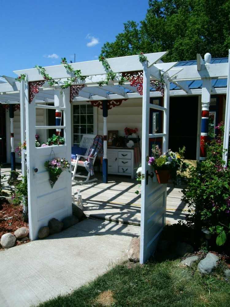 Pergola vyrobená zo starých drevených dverí ideálnych pre popínavé rastliny nápady-záhradná dekorácia-staré-dvere-pergola-popínavé rastliny