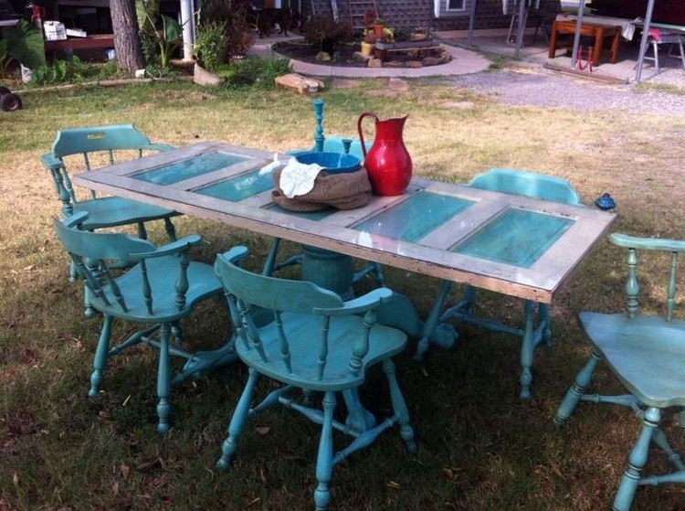 Jedálenský stôl s vrchnou doskou zo starých drevených dverí nápady-záhradná dekorácia-staré-dvere-jedálenský stôl-záhradné-drevené stoličky