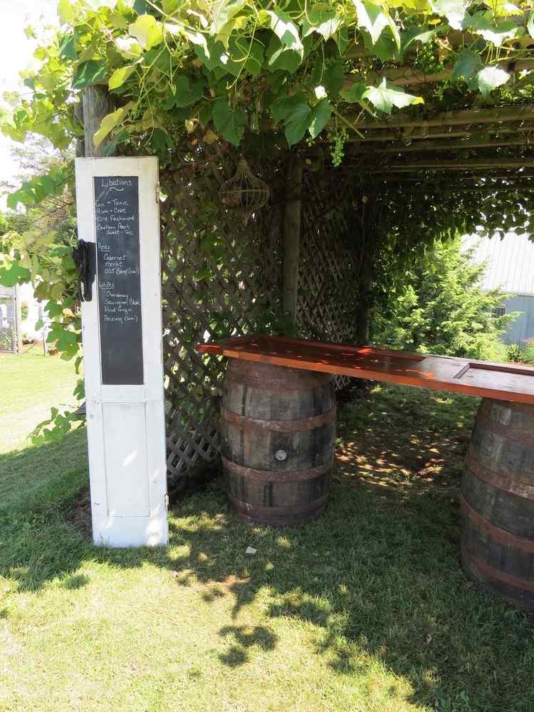 Bufetový stôl vyrobený zo starých drevených dverí a sudov nápady-záhradná dekorácia-staré-dvere-bufet-stôl-rustikálna-svadba