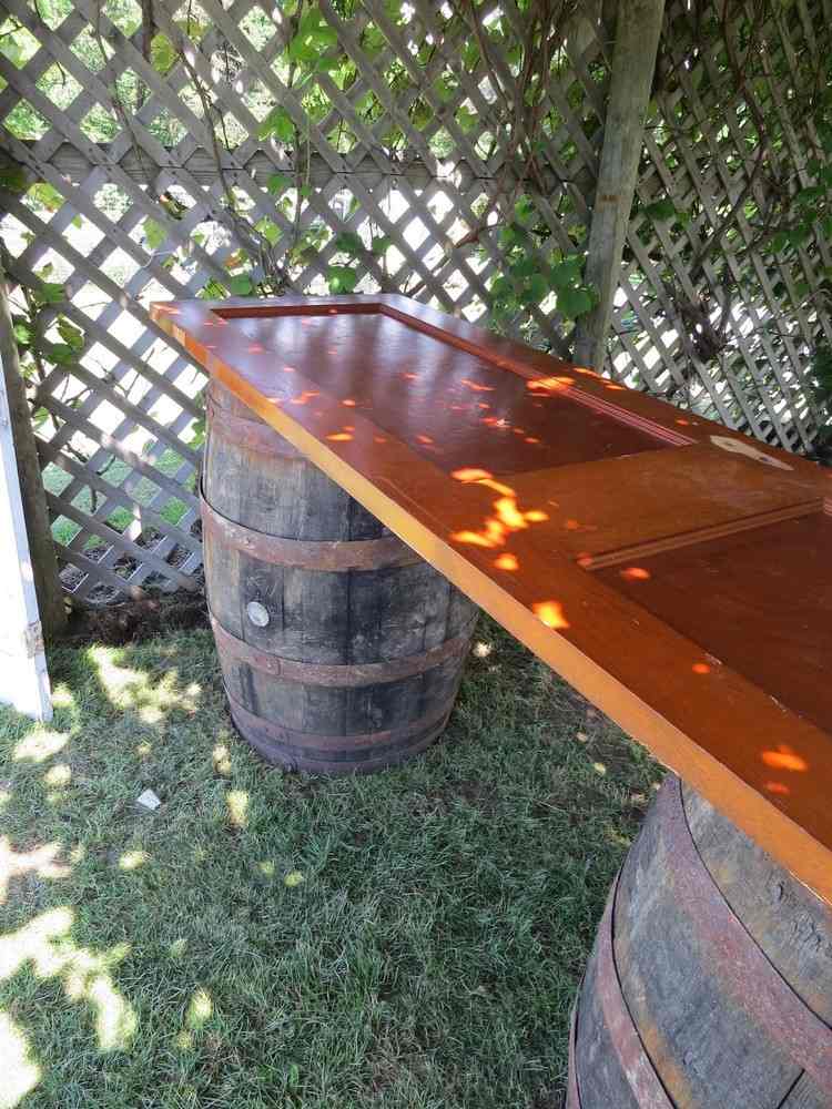 Bufetový stôl vyrobený zo starých drevených dverí a dvoch drevených sudov nápady-záhradná dekorácia-staré-dvere-bufetový stôl-drevený sud