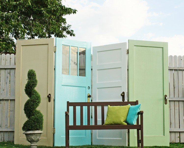 Ochranná obrazovka v záhrade pred starými dverami Nápady na záhradnú výzdobu old-door-privacy-paravent