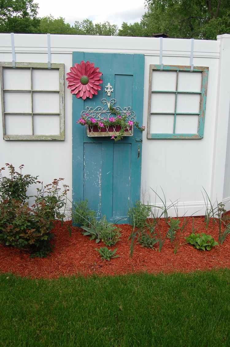 staré dvere a okno ako ozdoba na záhradnom plote nápady-záhradná dekorácia-staré-dvere-ochrana-súkromia-záhradný plot-dekorácia-tepané železo-kvetinová krabica