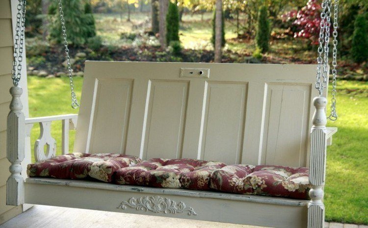 Hojdačka na zavesenie s operadlom zo starých dverí nápady-záhradná dekorácia-staré-dvere-hojdačka-terasa-operadlo