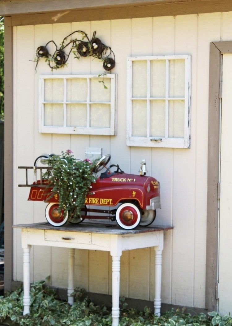 Detské hasičské auto ako sadzač nápady-záhradná výzdoba-staré-okná-deti-hasičský-plánovač