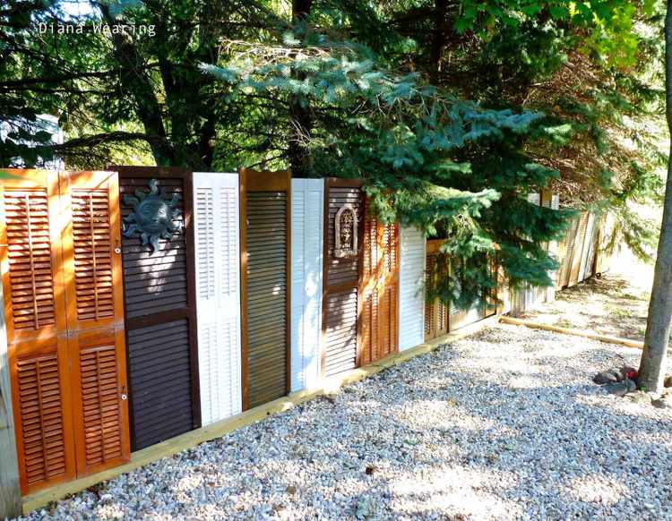 Postavte si svoj vlastný plot a súkromnú obrazovku zo starých roliet nápady-záhradná dekorácia-staré-okenné rámy-urob si sám-plot-súkromie-clona-kreatíva