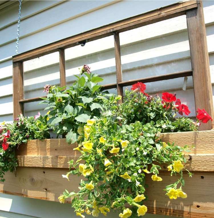 Postavte si závesné kvetináče sami zo starých okenných rámov nápady-záhradná dekorácia-staré-okenné rámy-vyrobte si-zavesené-rastliny-kvetináče