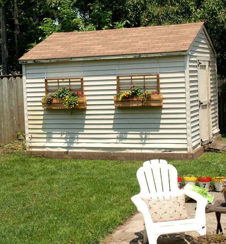 okná letohrádku a závesné rastliny nápady-záhradná dekorácia-starý-okenný rám-urob si sám-záhradný dom-trávnik