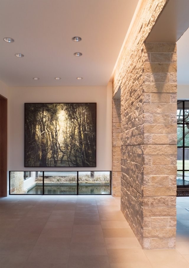 nepriame-osvetlenie-chodba-strop-stena z prírodného kameňa