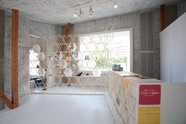 Deliaca stena-drevené palice-recyklované-nápady-izba-dizajn-moderné