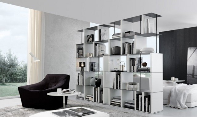 nápady-praktické-deliaca stena-puristické-biele-poličky na knihy