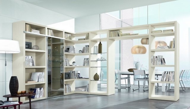 Deliaca stena s otvorenými policami-optimálne využitie priestoru s úložným priestorom