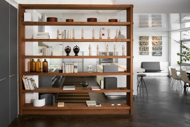 drevo-otvorený-policový-systém-do-obývačky-predel-element-medzi-oblasťami