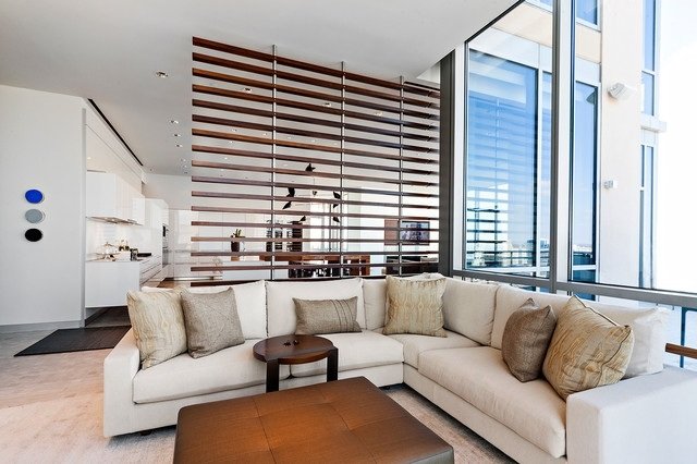 priehľadná-deliaca stena-žalúzie-drevo-obývačka-nápady-obývačka