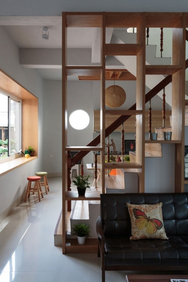 Drevené schody-výstup-priečka-úložný-priestor-možnosti-drevo