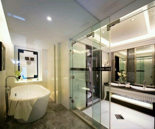 wellness-kúpeľňové priestory-oddelené-rozdeľovače izieb-otočné dvere-vyrobené zo skla-transparentné