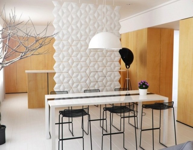 modulárna-priečka-biela-pripevnená-na-strop-3d-povrch-moderná