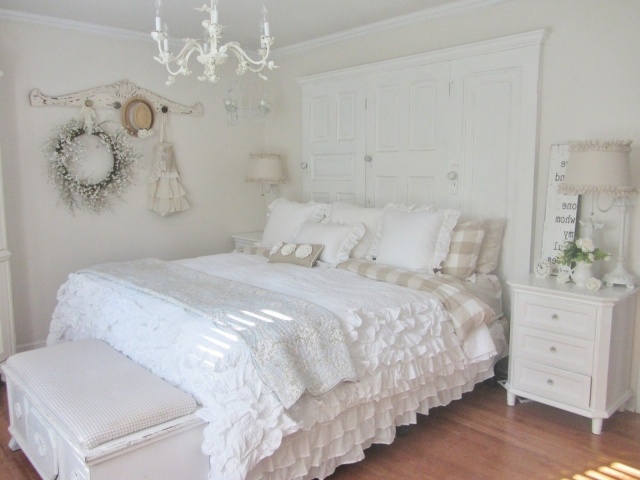 spálňa-nápady-dizajn-ošarpaný-šik-vinobranie-biela-perina-rueschen