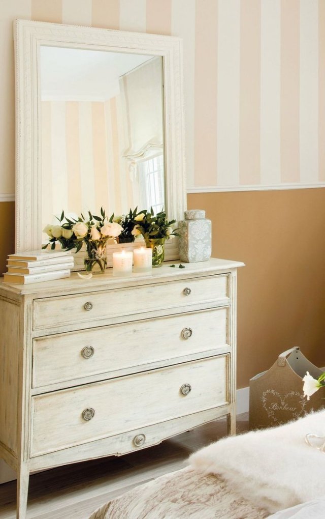 spálňový nábytok-ošumelé-elegantné-komoda-zrkadlo