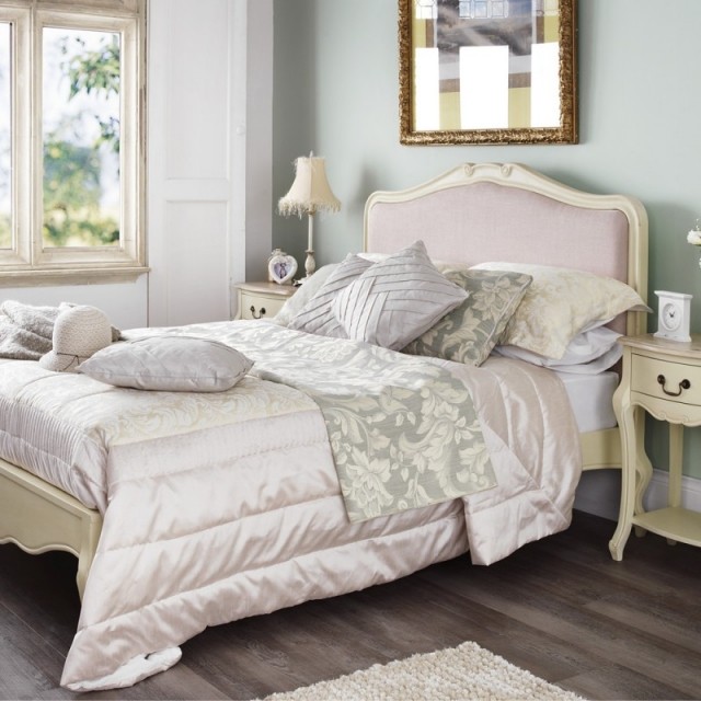 dizajn spálne-ošarpaný-šik-vintage-nábytok-svetlé farby