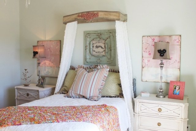 imitácia spálne-dizajn-ošarpaná-šik-baldachýn-posteľ