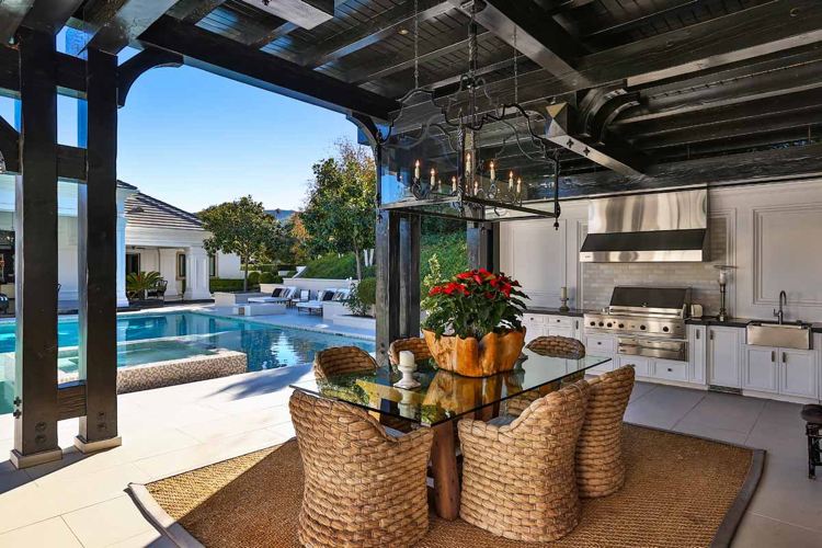 terasa-nápady-luxus-vila-zastrešenie bazénu-oceľ-záhradný nábytok-ratan