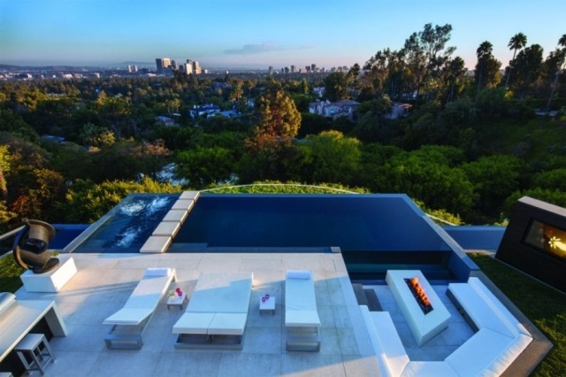 terasa luxusná vila ležadlá nekonečno bazén ohnisko