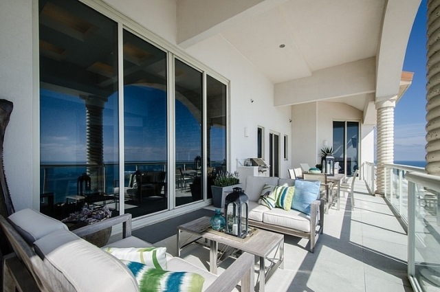 nápady na terasu, biely námorný vkus, drevený nábytok