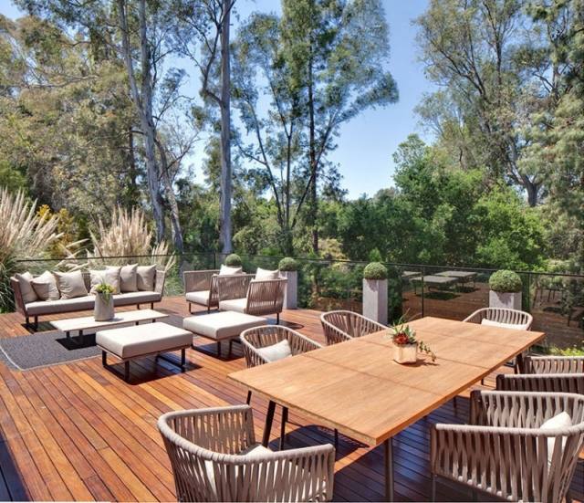 drevená terasa jedálenský kút salónik sedenie skupina taupe farba