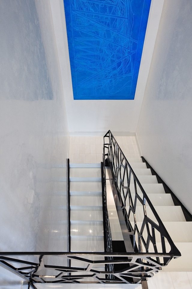 schody dizajn biele obklady čierne zábradlie voštinový vzor schody-dizajn-biele-kachlicky-cierne-zabradlie-voštiny-vzor