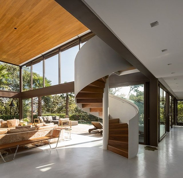 točité schodiskové prevedenie zasklenie od podlahy až k stropu z bieleho dreva točité schodisko biele drevené schody zasklenie po strop