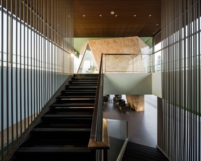 harfové schodisko kombinácia čierneho kovového skleneného taniera harfové schodisko-čierna-kov-sklo-doska-kombinácia