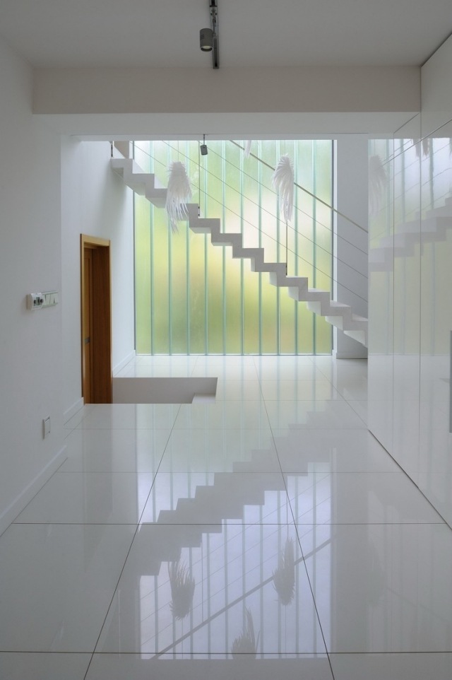 rovné schody biele kovové zábradlie rovné schody-bielo-kovové-zábradlie