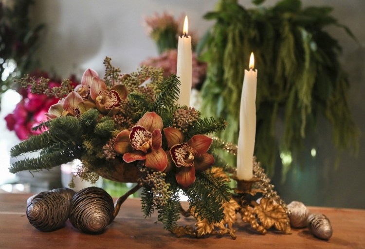 nápady na vianočné dekorácie aranžovanie orchideí rustikálne jedľové zelené sviečky