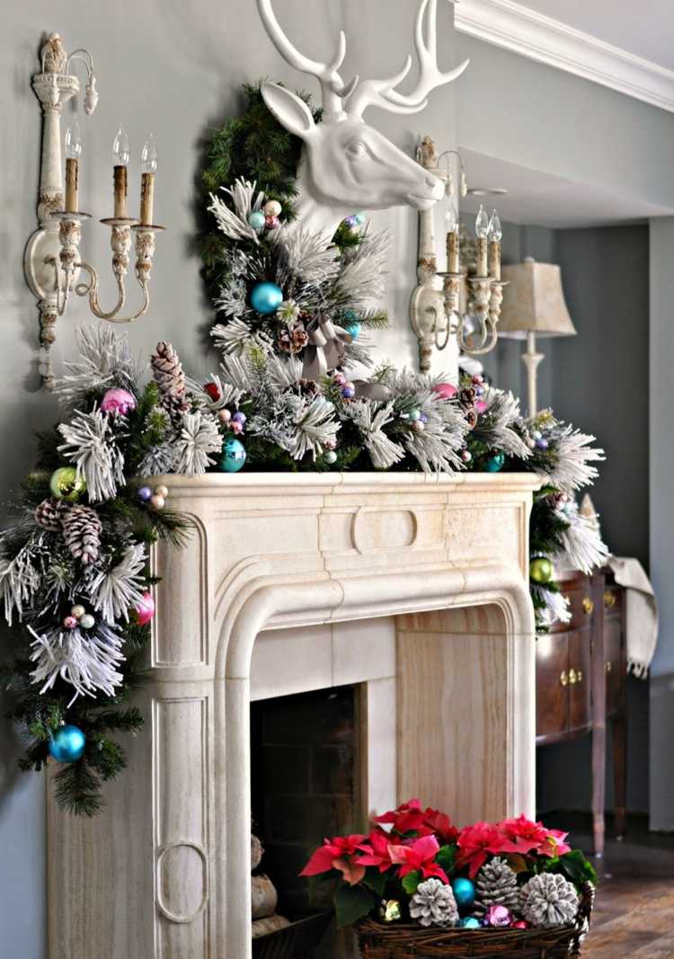 nápady na vianočné dekorácie inšpirácia krbovými rímsami biele girlandové gule farebné
