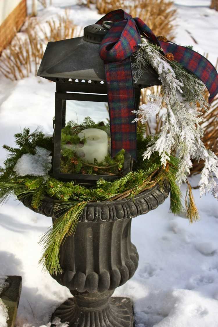 nápady vianočná dekorácia kvetináč lampáš vždyzelená predzáhradka