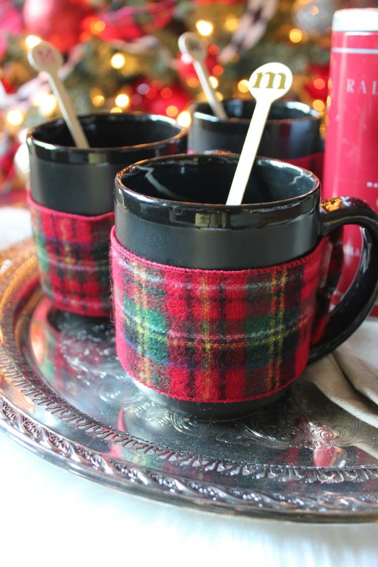 nápady vianočná dekorácia šálka na čaj ozdobiť kockovanú látku