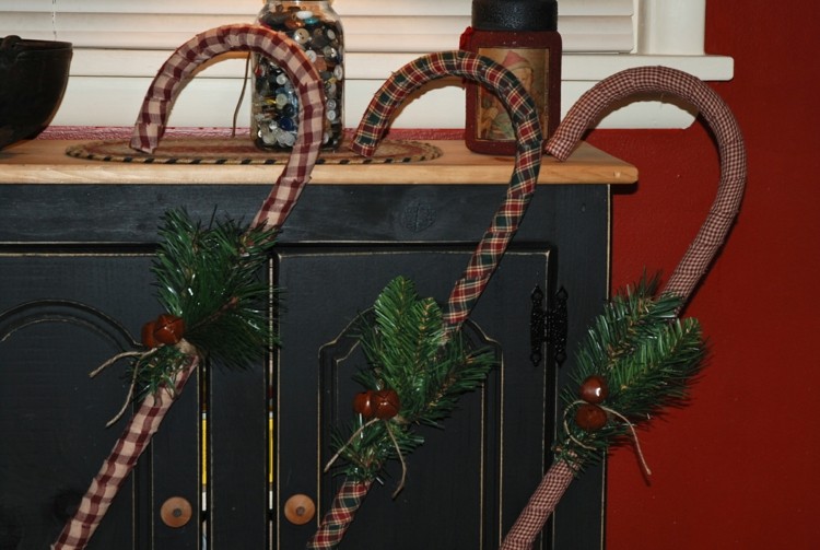 nápady vianočné dekorácie kutilstvo cukríkové palice kockovaný textilný krbový plášť