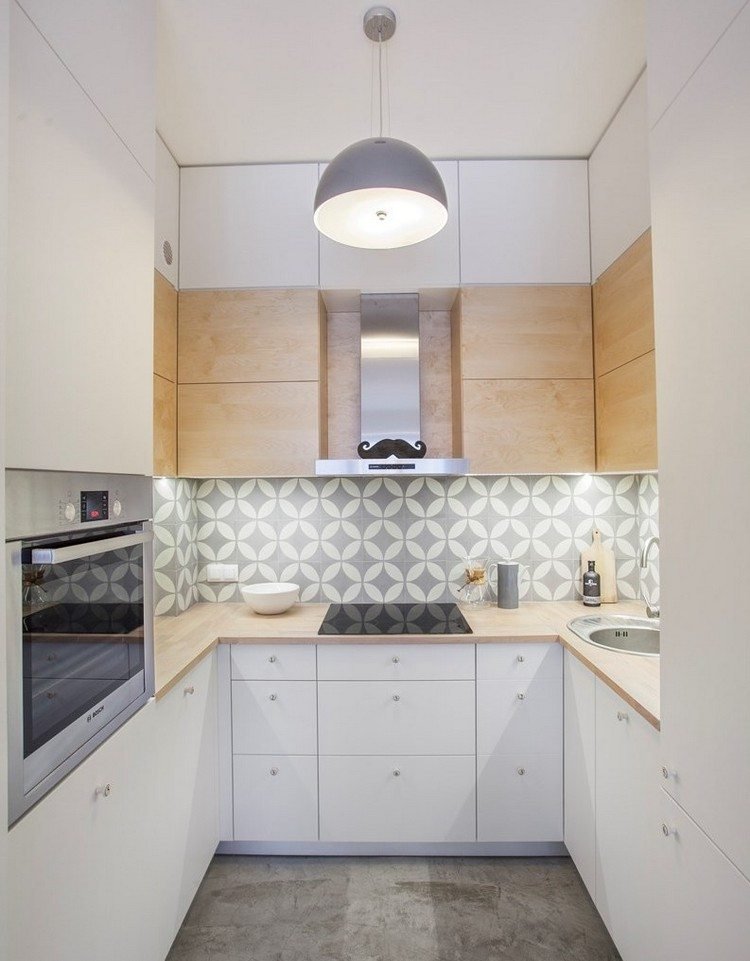 bytové zariadenie-nápady-kuchyňa-matná-biela-drevo-dlaždice-zrkadlo-sivá