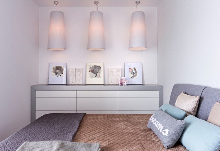 bytové zariadenie-nápady-spálňa-pastelové-farby-komoda-bezúchytkové-biele