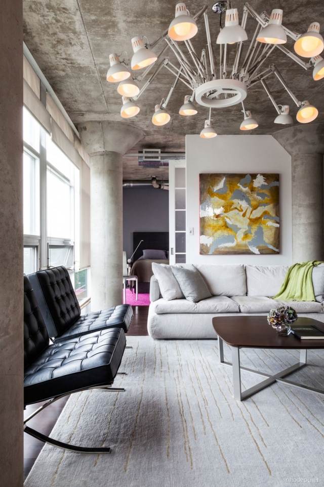 podkrovný byt obývacia izba stropné stĺpiky odhalený betónový luster nápady na zariadenie bytu loft-obývačka-strop-stĺpiky-pohľadový betón-luster