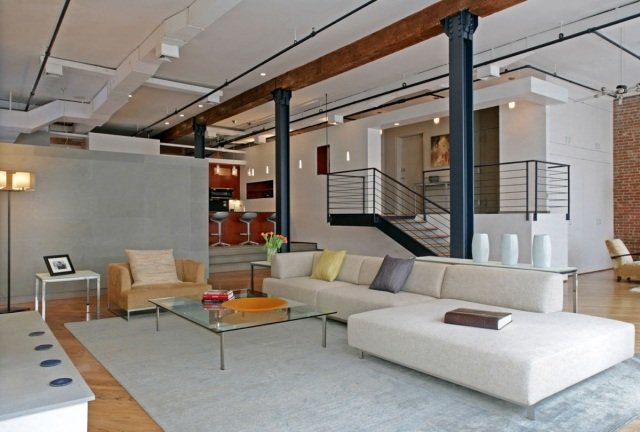 podkrovný byt zariadený obývacou izbou kovové stĺpiky moderný nábytok Loft-bytové zariadenie-obývačka-kovové stĺpy-moderný-nábytok