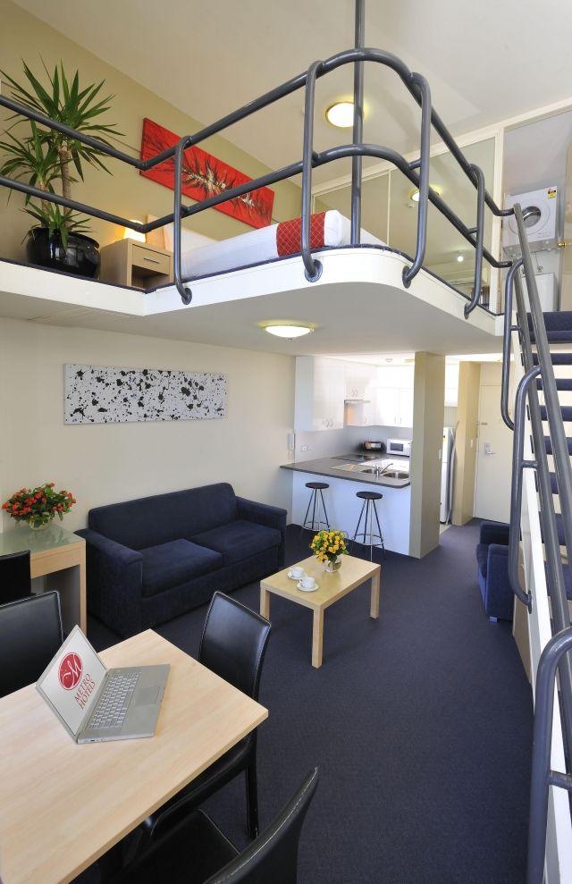 malé podkrovné bytové zariadenie dve úrovne malý-podkrovný-apartmán-zariadenie-dvojúrovňové