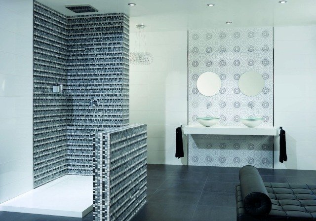 elegantná-kúpeľňa-keramická-stena-dlaždice-mozaiky-kvetinovo-vzorovaná