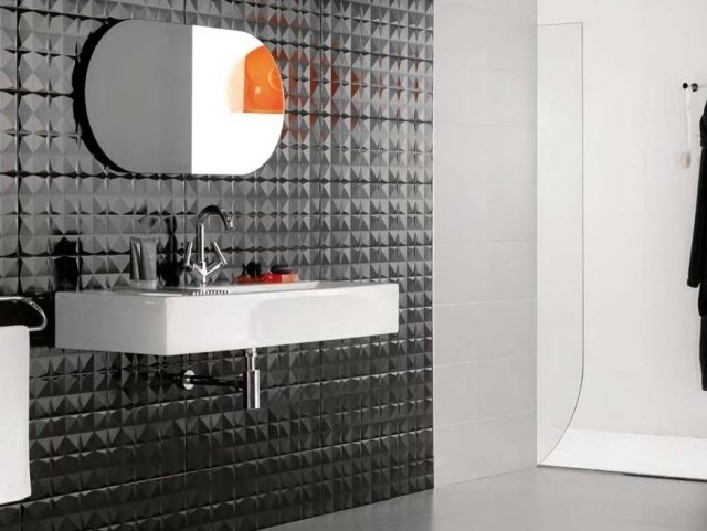 Dlaždice-čierna-povrchová štruktúra-špeciálna-atmosféra-kúpeľňa