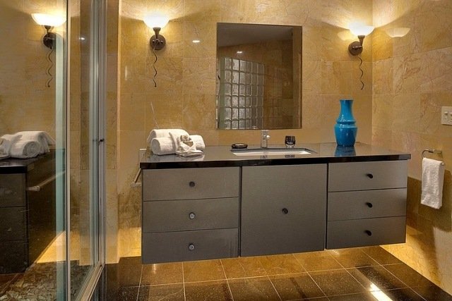 Nápady-do-kúpeľne-obklady-estetické-funkčné-piesčité-tóny